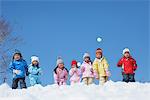 Enfants jeter la boule de neige