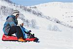 Père et fille luge dans la neige