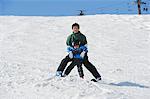 Vater mit seinem Sohn Skifahren