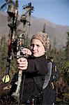 Objectifs du jeune garçon avec un arc à poulie lors de la chasse à l'arc dans une forêt d'épinettes noires dans le lac Eklutna zone, les montagnes Chugach, Chugach State Park, Centre-Sud Alaska, automne