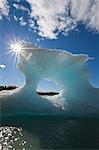 Sonnige Aussicht auf einen Eisberg in Mendenhall Lake mit Sonne von hinten, Southeast Alaska, Sommer