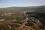 Luftbild der Stadt Fairbanks und Johansen Expressway, Alaska Interior, Sommer