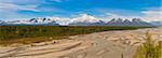 Eine szenische Panorama von der Südseite der Alaskakette und der Mount McKinley, gesehen vom Parks Highway und Susitna River Ausschau, South Central Alaska, Frühling