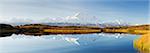 Panorama der Northside Mt. McKinley und die Alaskakette spiegelt sich in der Spiegelung Teich in der Nähe von Wonder Lake an diesem sonnigen Tag in Denali Nationalpark und Reservat, Alaska Interior, Herbst