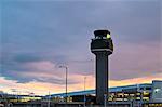 Vue sur la tour de contrôle de la Ted Stevens Anchorage International Airport, au coucher du soleil, centre-sud de l'Alaska, hiver. HDR