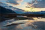 Lumière sur les montagnes Chugach matinale se reflète dans la rivière Scott dans la forêt nationale de Chugach, Centre-Sud Alaska, printemps, HDR