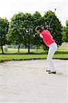 Frau im Sandkasten am Golfplatz