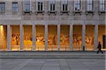 Man Walking von kommunistischen Wandbild auf deutschen Finanzamt, Berlin, Deutschland