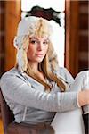 Portrait de femme portant des sous-vêtements thermiques dans la cabane en rondins