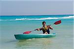 Homme kayak, Reef Playacar Resort and Spa, Playa del Carmen, Mexique