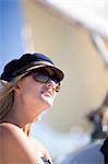 Femme portant des lunettes de soleil sur le bateau
