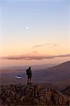 Homme en admirant la vue sur la montagne