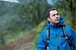 Homme randonnée à flanc de colline rural