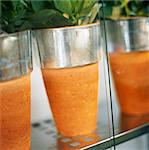 Gläser mit orange Flüssigkeit