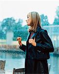 Jeune femme regardant par la fenêtre jour de pluie