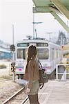 Jeune femme sur la plate-forme d'attente pour le Train