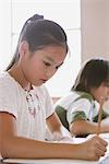 Japanische Schulmädchen schreiben