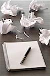 Stylo sur portable avec Pages froissées