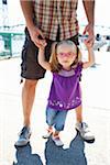 Vater und Tochter am Tom McCall Waterfront Park, Portland, Oregon, USA