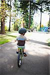 Garçon équitation de bicyclette, Washington Park, Portland, Oregon, Etats-Unis