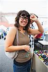 Femme essayer des lunettes de soleil au kiosque du marché