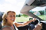 Une femme conduire une voiture, Suède.