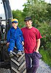 Un agriculteur et son fils par un tracteur, Suède.