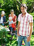 Eine Familie stehen in einem Garten, Stockholm, Schweden.