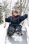 Un petit garçon jouant dans la neige, Suède.