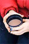 Un enfant tenant une tasse de chocolat chaud, Suède.