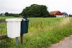 Briefkästen entlang einer Landstraße, Skane, Schweden.