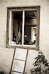 Un standing de fenêtre par le mur, Gotland, Suède.