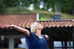 Eine Frau, die genießen des Regens, Schweden.