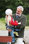 Grand-père et un petit-enfant jouant ensemble sur un terrain de jeu, Suède.