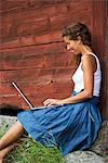 Eine Frau mit einem Laptop, Schweden.