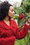 Une femme avec une rose rouge, Suède.
