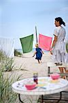 Mère et fille sur la plage, Oland, Suède.