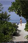 Femme sur une plage, Maldives, océan Indien, Asie