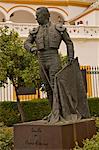 Statue du fameux torrero Curro Romero en face de la Plaza de Toros, La Maestranza, Séville, Andalousie, Espagne, Europe &#10; &#10; &#10;