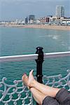 Pied un bain de soleil sur la jetée, Brighton, Sussex, Angleterre, Royaume-Uni, Europe