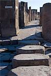 Pierres surélevés pour piétons afin d'éviter les eaux usées traversant la rue dans les ruines du site romain de Pompéi, patrimoine mondial de l'UNESCO, Campanie, Italie, Europe