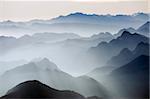 Montagnes silhouettés au lever du soleil, vue de Pico de Aneto, à 3404m le plus haut sommet dans le Pyrénées, Espagne, Europe