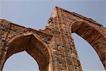 Arches de la mosquée Quwwat-ul-Islam, complexe de Qutb, patrimoine mondial de l'UNESCO, Delhi, Inde, Asie