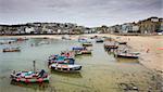 Fischerboote vor Anker in Strandnähe in St. Ives Hafen, Cornwall, England, Vereinigtes Königreich, Europa