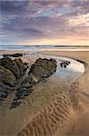 Entaille sur la plage de Coombesgate de sable à marée basse, Woolacombe, Devon, Angleterre, Royaume-Uni, Europe