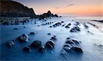 Marée submerge peu à peu les rives rocheuses de la baie de Blegberry au coucher du soleil, Hartland, Devon, Angleterre, Royaume-Uni, Europe