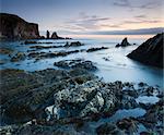 Rivages rocheux de Bantham au crépuscule, South Hams, Devon, Angleterre, Royaume-Uni, Europe