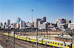 Train entrant dans la Station Park avec les toits de la ville en arrière-plan, Johannesburg, Gauteng, Afrique du Sud, Afrique