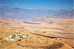 Village sur la colline avec la réserve naturelle de Peak cathédrale en arrière-plan, Ukhahlamba Drakensberg Park, patrimoine mondial de l'UNESCO, KwaZulu-Natal, Afrique du Sud, Afrique