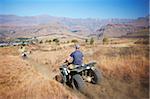 Menschen Quad biking in Cathedral Peak Nature Reserve, Ukhahlamba-Drakensberg Park, UNESCO Weltkulturerbe, KwaZulu-Natal, Südafrika, Afrika